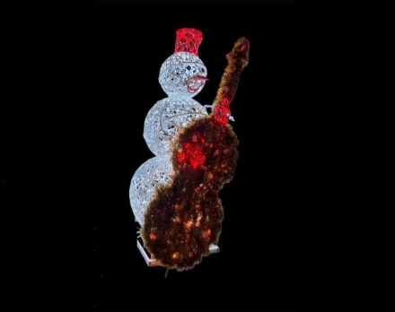 Световая фигура Снеговик-музыкант (высота 2 м)