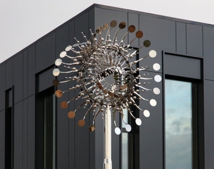 Скульптура из нержавеющей стали Пульсар Стандартный размер, 8-гранное конусовидное основание из нержавеющей стали