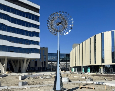 Скульптура из нержавеющей стали Пульсар Стандартный размер, 8-гранное конусовидное основание из нержавеющей стали