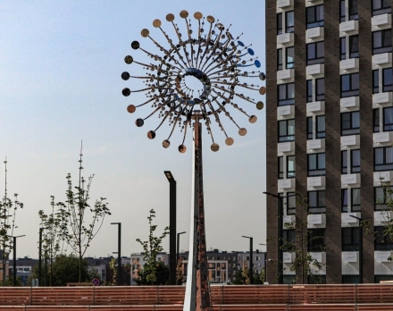 Скульптура из нержавеющей стали Пульсар Увеличенный размер, 8-гранное конусовидное основание из нержавеющей стали