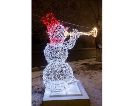 Световая фигура Снеговик-музыкант sn002 (инструмент на выбор)