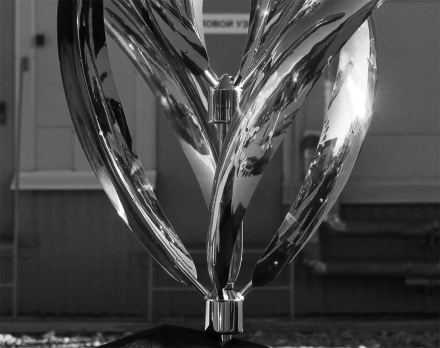 Скульптура из нержавеющей стали Ирис Увеличенный размер