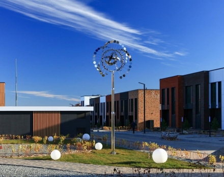 Скульптура из нержавеющей стали Бриз Стандартный размер, 8-гранное конусовидное основание из нержавеющей стали