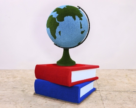 Топиари композиция глобус на книгах - газон Есо